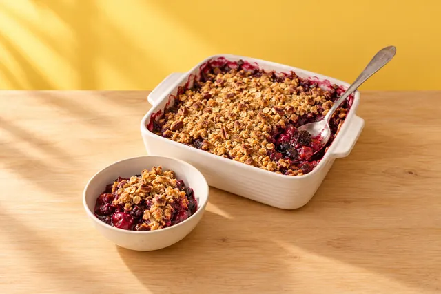Crumble de frutos rojos en un molde